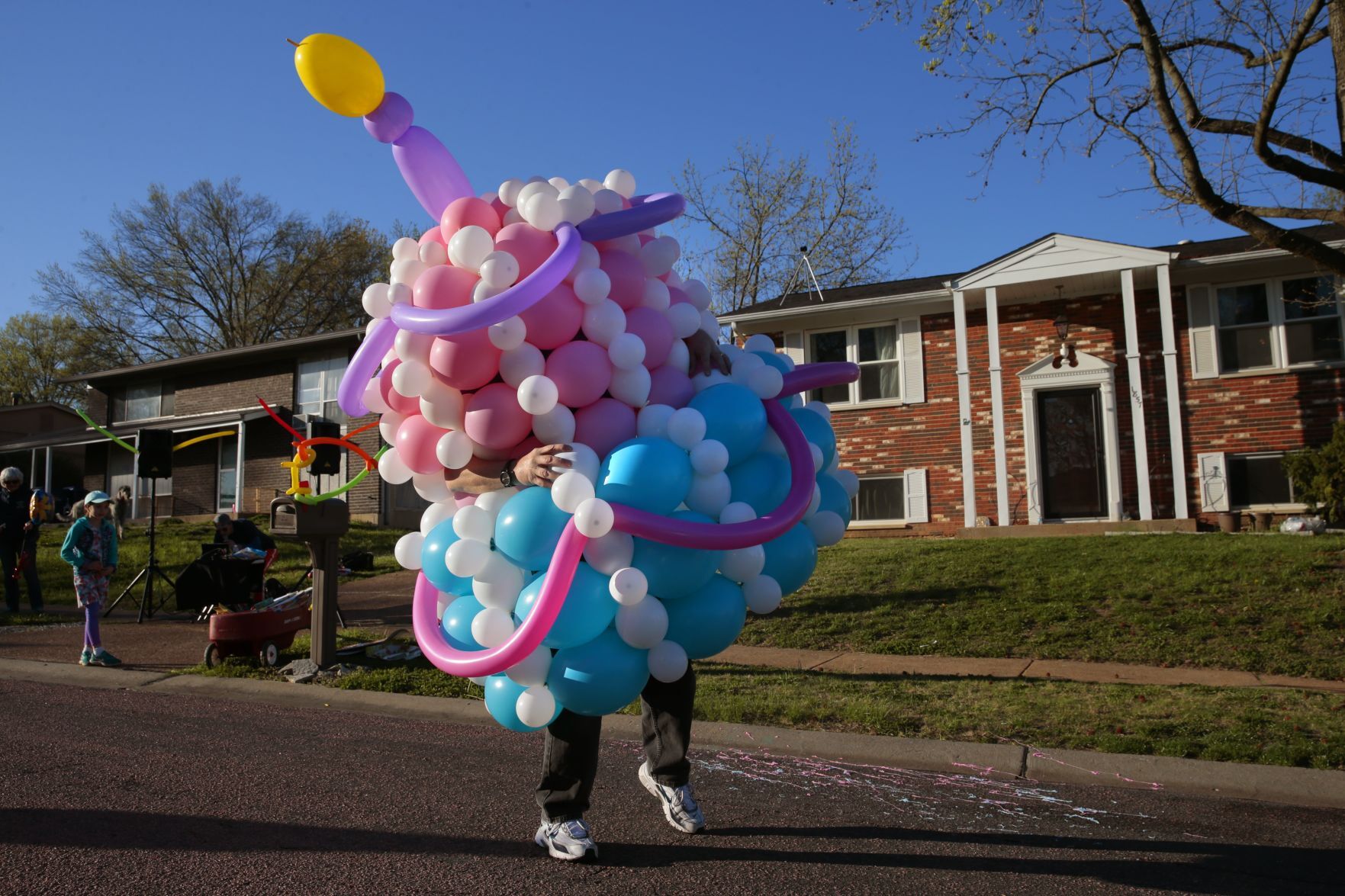 Circus performers gather for 9 year old's birthday quarantine parade